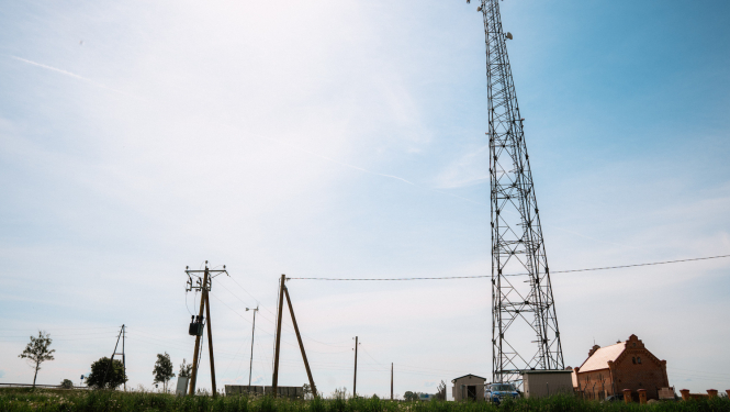 Mobilo sakaru tornis laukos