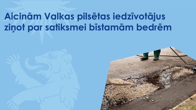 Zils baneris ar Valkas novada ģerboņa lāča siluetu un ceļa remontdarbiem