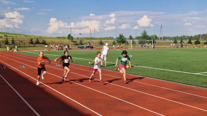 Bērnu skrien uz stadiona skrejceļa