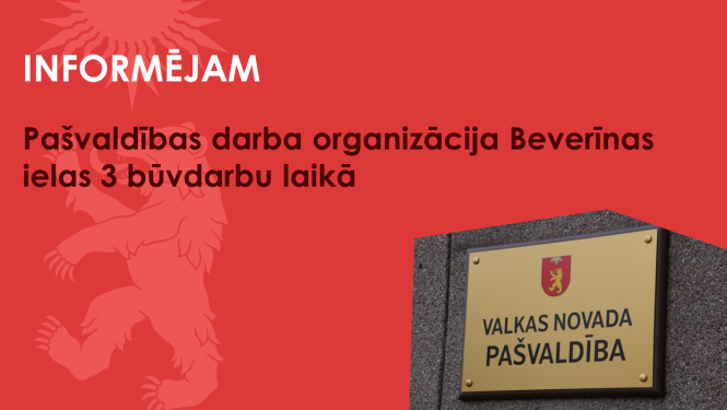 Sarkans baneris ar pašvaldības nosaukuma plāksni uz sienas