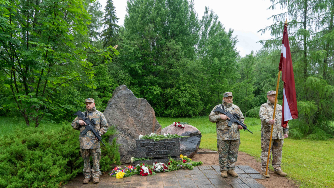 Komunistiskā terora upuriem veltīts atceres brīdis Valkā