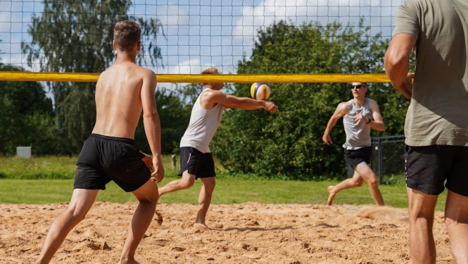 Cilvēki spēlē volejbolu