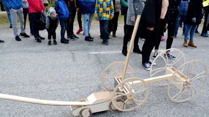 Tuvojas 9. Kārķu koka auto sacensības