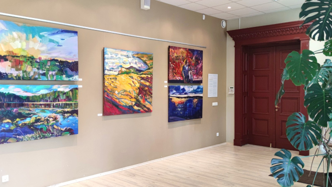 Valkā apskatāma gleznotāja Aivja Pīzeļa darbu izstāde “Lidojums”