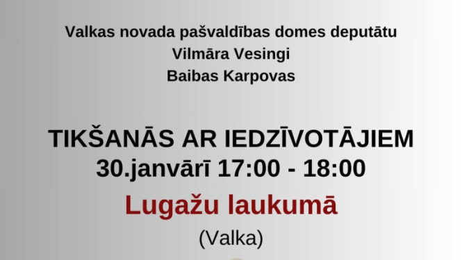 Deputāti ar Valkas pilsētas kultūras namu fonā