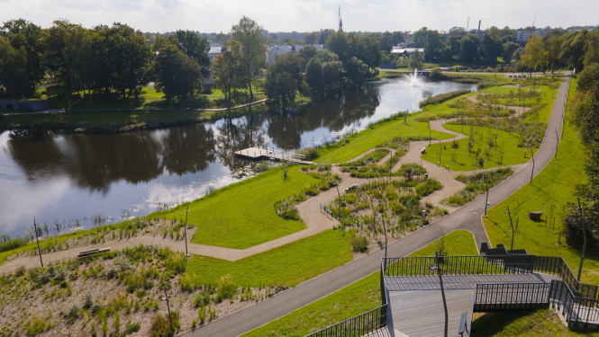 Takas un ezers skats no augšas