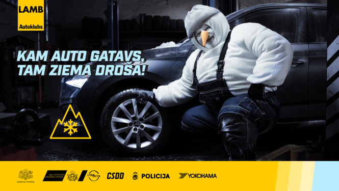 Vīrietis saģērbies kā sniegavīrs pie automašīnas ar ziemas riepām