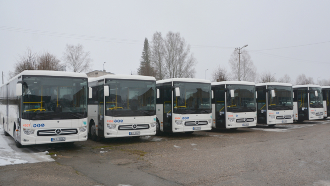 Balti VTU autobusi stāc rindā