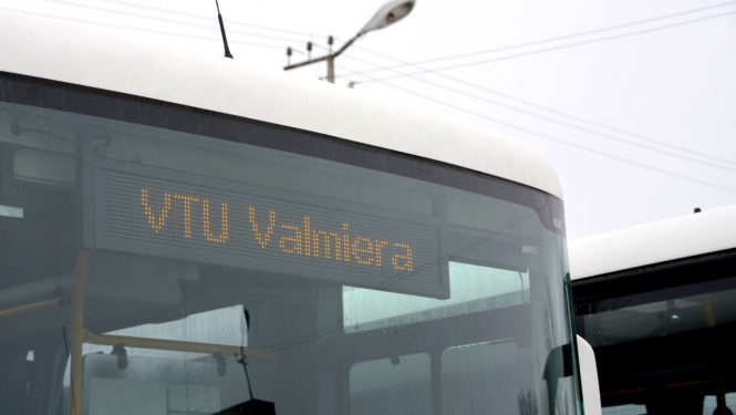 Autobusa elektroniskā zīme, uz kuras rakstīts "VTU Valmiera"