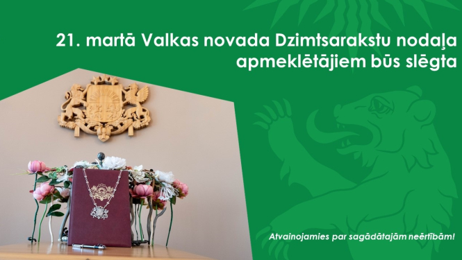 Zaļš baneris ar Valkas novada ģērboņa lāča siluetu un vākiem ar Latvijas Republikas ģērboni