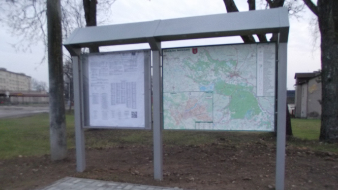 Valkā uzstādīts sabiedriskā transporta kustības informatīvais stends