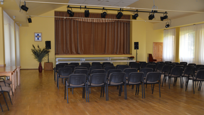 Uzsākts projekts “Mūsdienīga projektora un gaismu necaurlaidīgu žalūziju iegāde Kārķu tautas nama zālei”