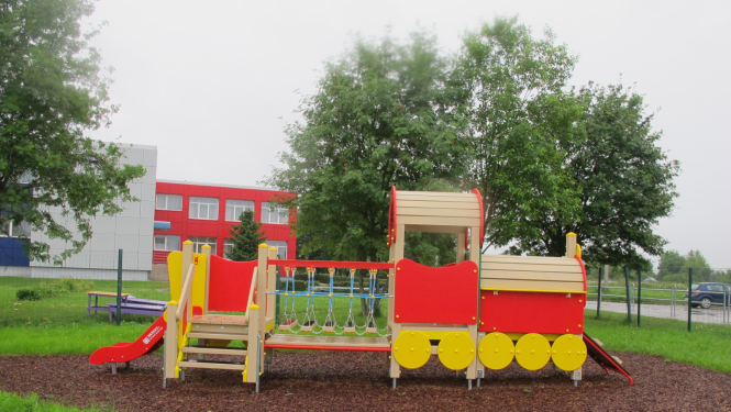 Valkas pilsētā ierīkots bērnu rotaļu laukums