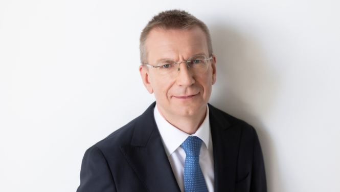 Valsts prezidents Edgars Rinkēvičs tumšā uzvalkā ar zilu kaklasaiti