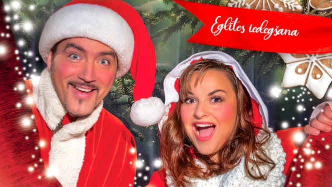 Vīrietis un sieviete sarkanos Ziemassvētku tērpos ar rūķu cepuri