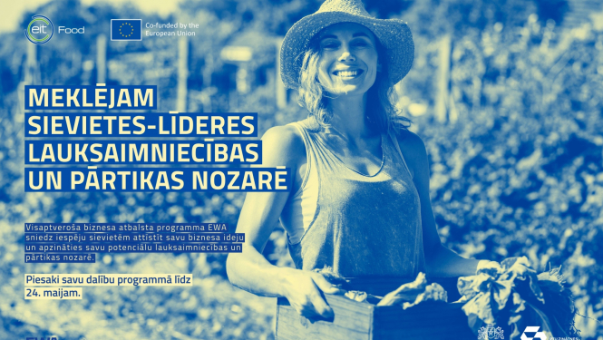 Smaidīga sieviete - lauksaimniece ar dārzeņu kasti rokās