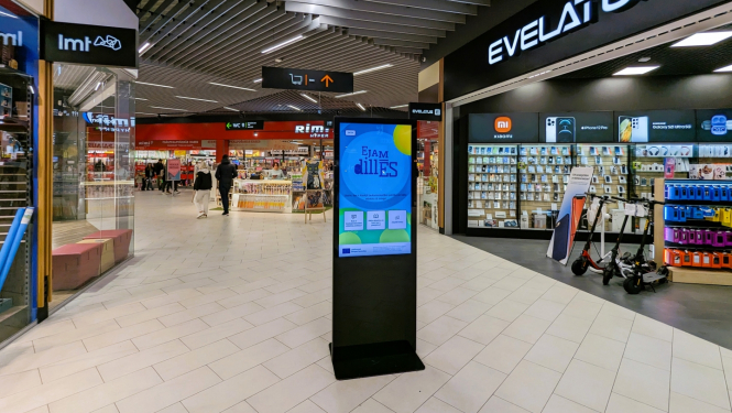 Kampaņas stends tirdzniecības centrā