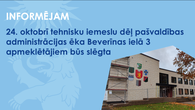 Zils baneris ar Valkas novada ģerboņa lāci un Beverīnas 3 ēkas skatu no ārpuses