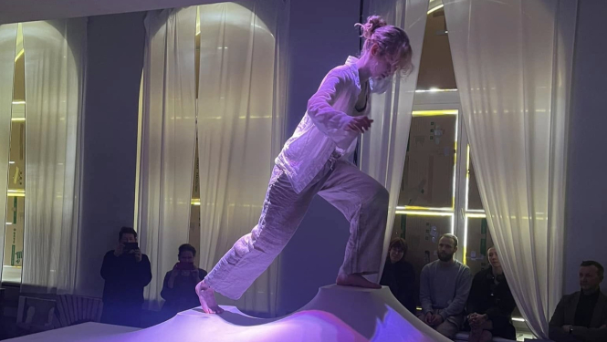 Sieviete uz skatuves