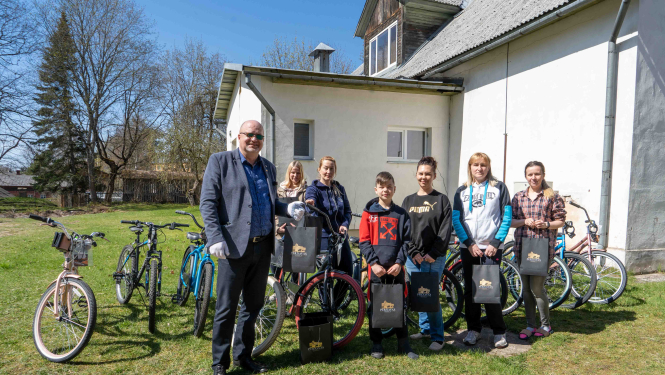 Ukrainas bēgļiem dāvina riteņus un skapjus