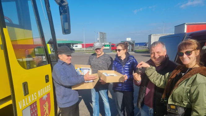 Valkas novada pašvaldības dāvinātais autobuss ar ziedojumu kravu sasniedzis galamērķi