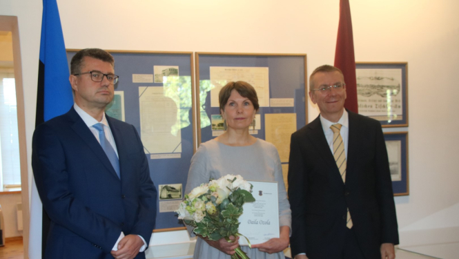 Latvijas un Igaunijas Ārlietu ministriju Valodu balva pasniegta tulkotājai Dailai Ozolai
