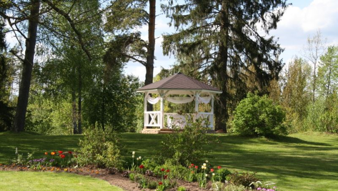 Ar LMT atbalstu pie Kārķu baznīcas uzstādīta lapene