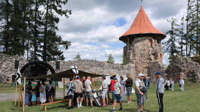 Viduslaiku elpa Ērģemes pilsdrupās: video atskats