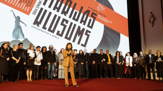 Filmas produkcijas komanda uz skatuves