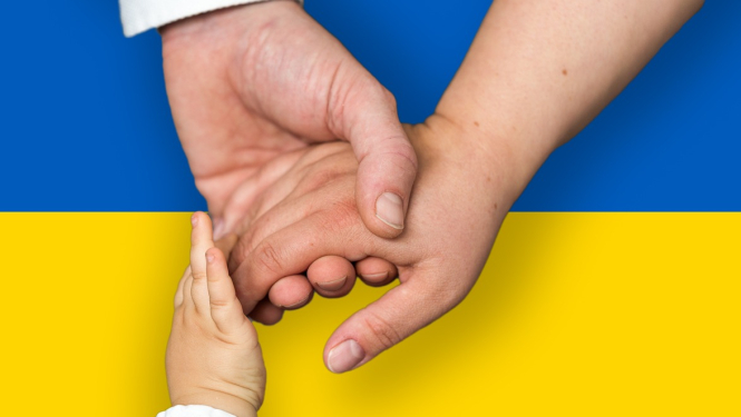 Sadotas rokas uz Ukrainas karoga krāsām