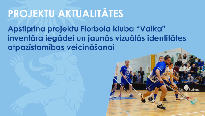 Zils baneris ar Valkas novada ģerboņa lāča siluetu un florbola spēles foto