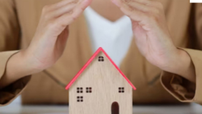 Cilvēka rokas ap miniatūru namiņu