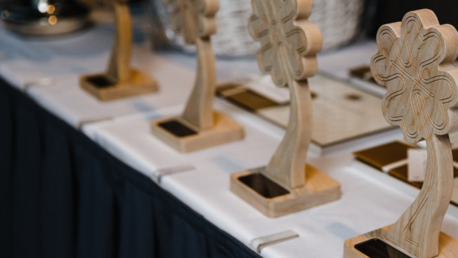 No koka izgrebtas trofejas rindā stāv uz galda