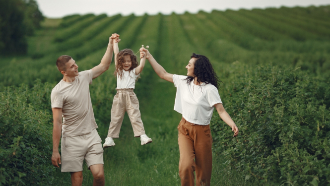 Attēls ar laimīgu ģimeni