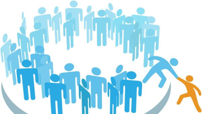 Stilizēts zīmējums ar cilvēku siluetiem. Grupā stāv zili cilvēciņi, no kuriem viens glābj un velk uz augšu siluetu oranžā krāsā.