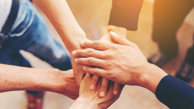 Saliktas rokas kopā