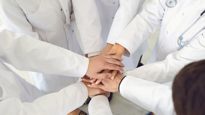 Ārsti sadevušies rokās