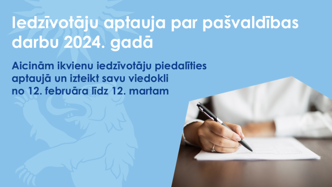 Zils baneris ar Valkas novada ģerboņa lāča siluetu un attēlu,k urā redzams cilvēks baltā kreklā ar pildspavlu pildot anketu
