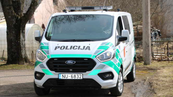 Balts Ford markas furgons ar Valkas novada simboliku, bākugunīm un trafarējumu zaļā un pelēkā krāsā