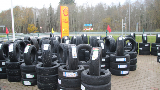 Riepu komplekti lielā daudzumā sakrāmēti laukumā pie A3 autoceļa