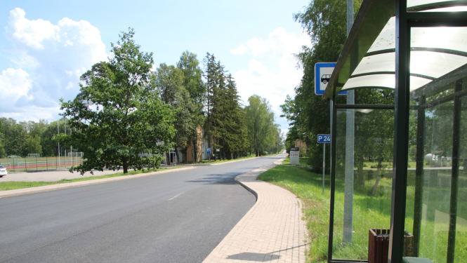 Atjaunotais Vienības gatves ielas braucamās daļas (posmā no Rīgas ielas līdz Vienības gatvei 11) asfalta segums.