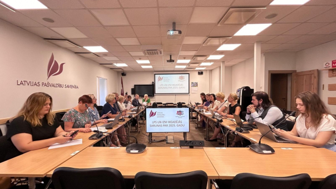 Cilvēki pie sarunu galda