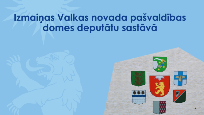 Zils baneris ar Valkas novada ģerboņa lāča siluetu un foto ar visiem pagastu ģerboņiem