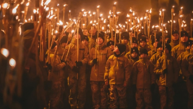Foto kolāža ar jauniešiem Jaunsardzes formas tērpos