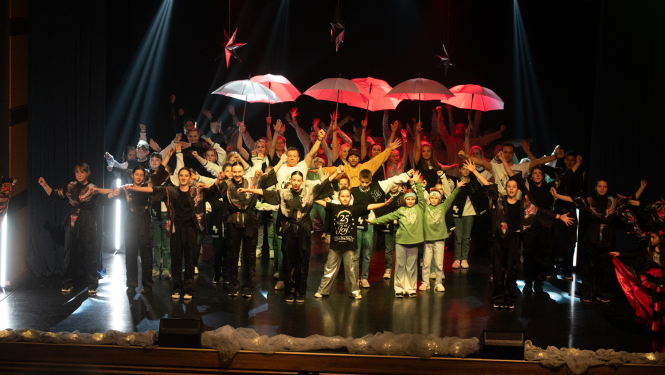 Studijas JOY kolektīvs uz skatuves