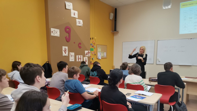 Skolēni klausās lekciju