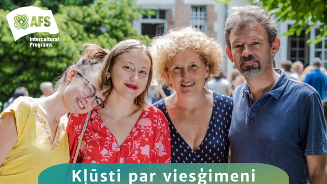 Smaidīgi studenti ar viesvecākiem