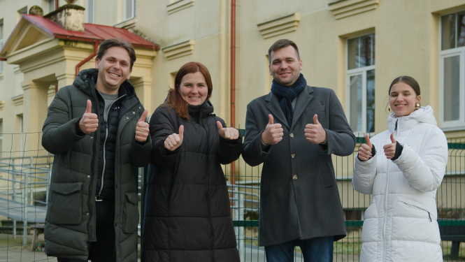 Četri smaidīgi cilvēki