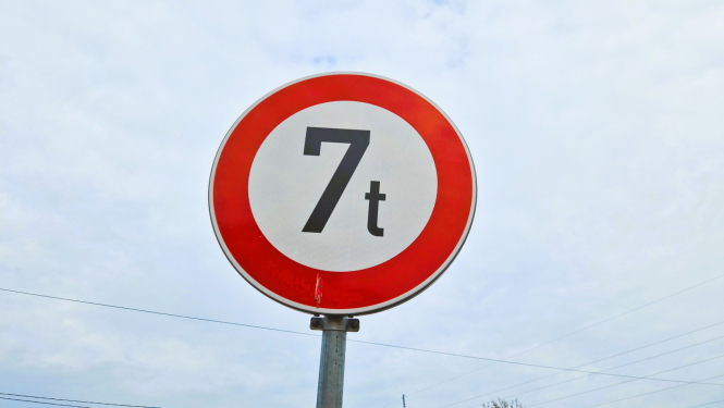 7t ierobežojuma ceļa zīme