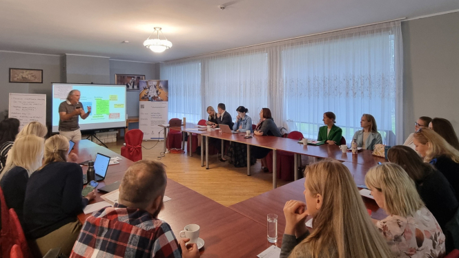 Speciālisti pie galda